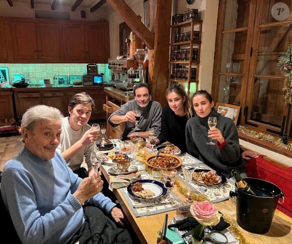 Alain Delon en famille pour Noël à Douchy, avec ses fils Anthony et Alain-Fabien et ses petites-filles Loup et Liv. Décembre 2023.