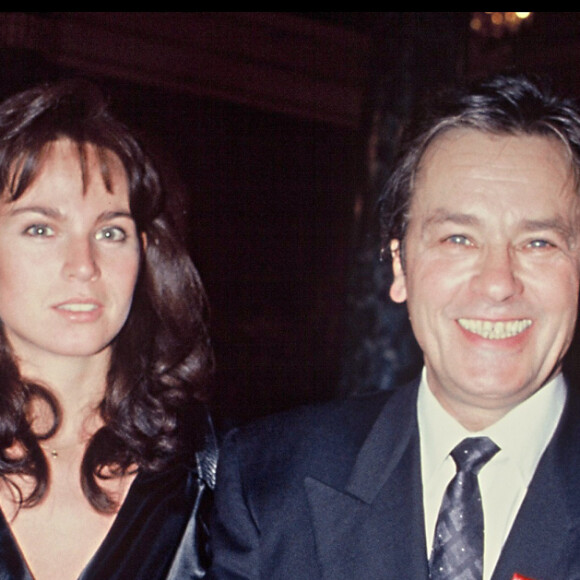 Alain Delon et sa femme Rosalie recevant la médaille de la Légion d'Honneur