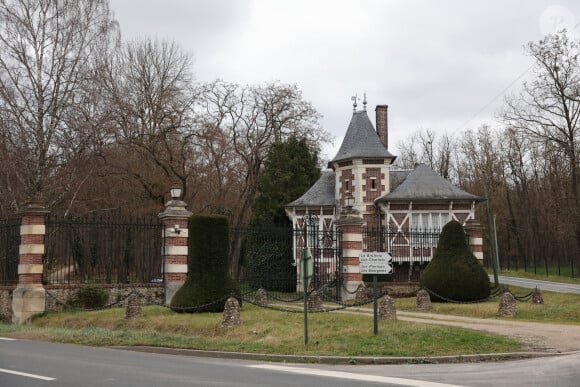 Exclusif - Anthony Delon arrive pour rendre visite à son père à Douchy, France, le 8 janvier 2024.