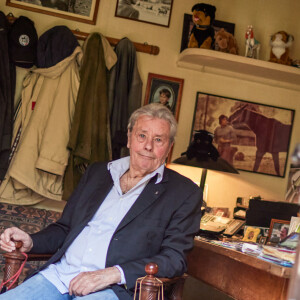  Exclusif - Alain Delon s'entretient avec Cyril Viguier dans sa maison de Douchy-Montcorbon le 17 avril 2021. © Cyril Moreau / Bestimage