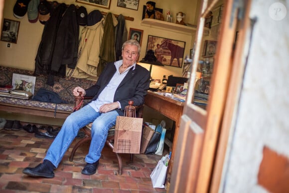  Exclusif - Alain Delon s'entretient avec Cyril Viguier dans sa maison de Douchy-Montcorbon le 17 avril 2021. © Cyril Moreau / Bestimage