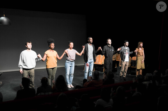 Gaëlle Billaut-Danno, Julien Jacob, Hugo Benhamou-Pépin, Lancelot Cherer, Amélia Ewu en alternance avec Sarah Ibrahim, Sylvia Gnahoua, Abdulah Sissoko - Remise du prix de La Fondation Barrière pour la pièce "La journée de la jupe" au théâtre des Béliers à Paris le 4 février 2020. © Coadic Guirec-Pierre Perusseau/Bestimage