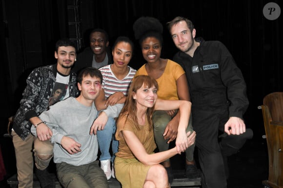 Gaëlle Billaut-Danno, Julien Jacob, Hugo Benhamou-Pépin, Lancelot Cherer, Amélia Ewu en alternance avec Sarah Ibrahim, Sylvia Gnahoua, Abdulah Sissoko - Remise du prix de La Fondation Barrière pour la pièce "La journée de la jupe" au théâtre des Béliers à Paris le 4 février 2020. © Coadic Guirec-Pierre Perusseau/Bestimage