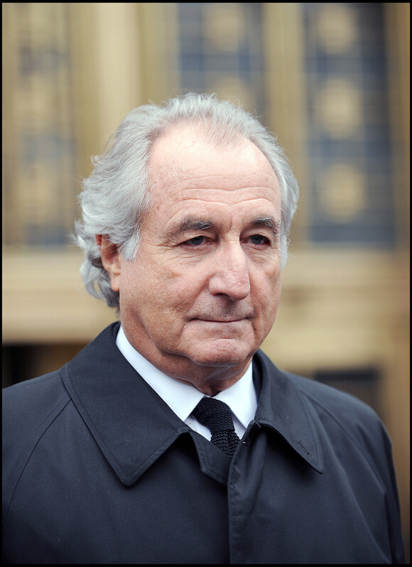 Bernard Madoff part de la cour de justice de New York où il a répondu des charges sur la fraude monétaire, le 10 mars 2009.