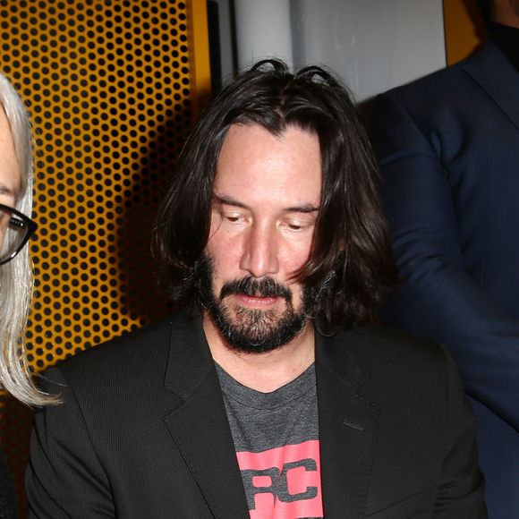Keanu Reeves et la photographe Alexandra Grant dédicacent le livre "Ode to Happiness" au Palais de Tokyo à Paris le 10 novembre 2017.