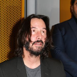 Keanu Reeves et la photographe Alexandra Grant dédicacent le livre "Ode to Happiness" au Palais de Tokyo à Paris le 10 novembre 2017.