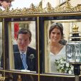 La princesse Eugenie et son mari Jack Brooksbank partent en calèche après leur cérémonie de mariage au château de Windsor le 12 octobre 2018.
