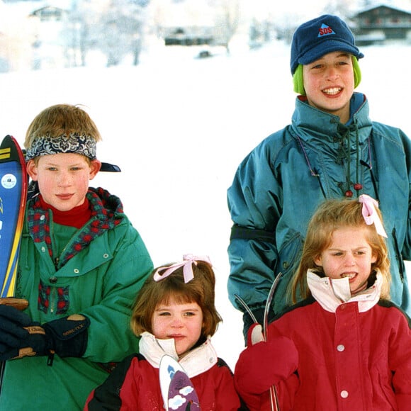 Les princes William et Harry avec leurs cousines Eugenie et Beatrice d'York à Kloesters en 1995.