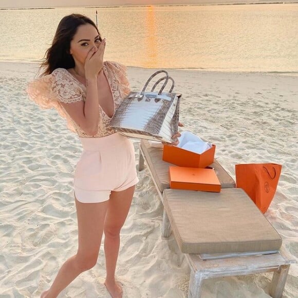 Nabilla a reçu un sac d'une valeur inestimable pour son anniversaire de la part de Thomas Vergara. Janvier 2020.