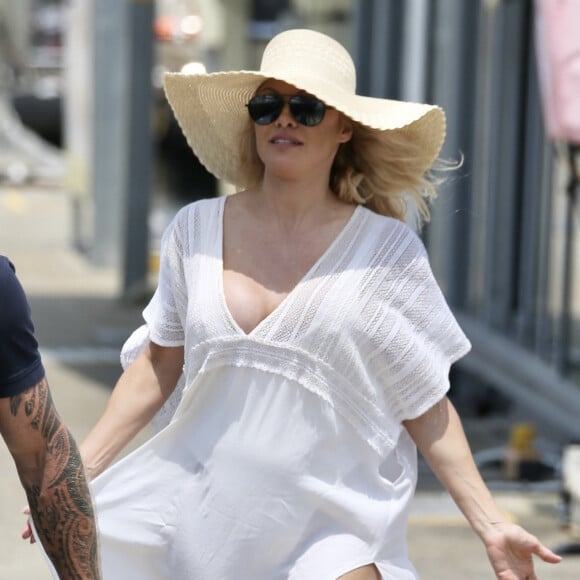 Exclusif - Pamela Anderson en pleine séance photo très sexy sur un yacht au large de Gold Coast sur la côte est de l'Australie. Le 26 novembre 2019