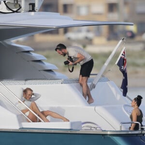 Exclusif - Pamela Anderson en pleine séance photo très sexy sur un yacht au large de Gold Coast sur la côte est de l'Australie. Le 26 novembre 2019