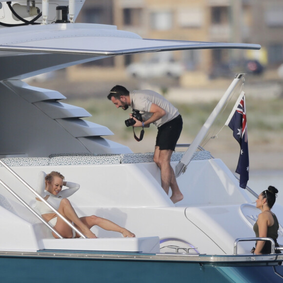 Exclusif - Pamela Anderson en pleine séance photo très sexy sur un yacht au large de Gold Coast sur la côte est de l'Australie. Le 26 novembre 2019