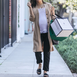 Jenna Dewan, enceinte de son compagnon Steve Kazee, lors d'une sortie shopping le 8 février 2020 à Melrose Place dans West Hollywood à Los Angeles.