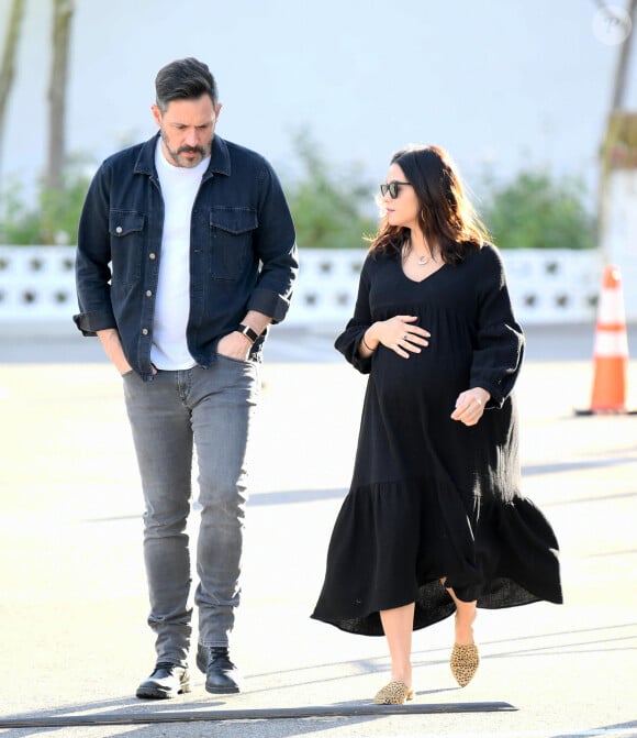 Exclusif - Jenna Dewan, enceinte, et son compagnon Steve Kazee lors d'une balade à pied à Los Angeles le 28 janvier 2020.