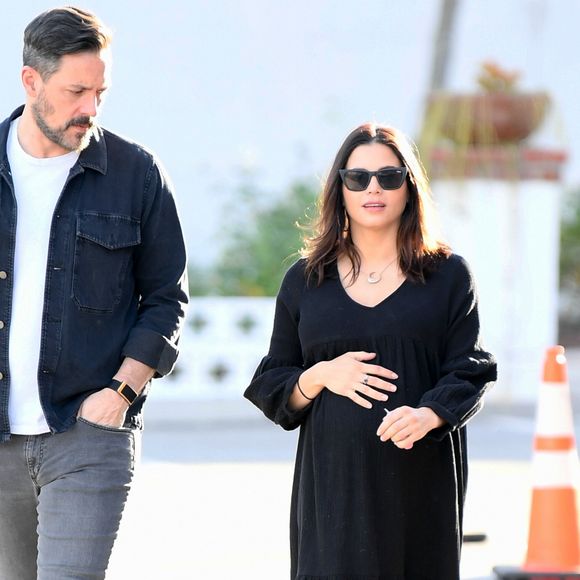 Exclusif - Jenna Dewan, enceinte, et son compagnon Steve Kazee lors d'une balade à pied à Los Angeles le 28 janvier 2020.