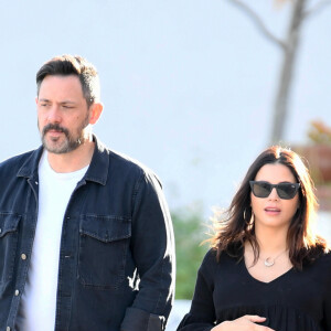 Exclusif - Jenna Dewan, enceinte, et son compagnon Steve Kazee lors d'une balade à pied à Los Angeles le 28 janvier 2020.