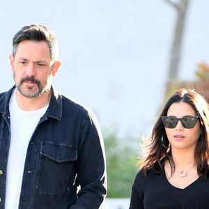 Exclusif - Jenna Dewan, enceinte, et son compagnon Steve Kazee lors d'une balade à pied à Los Angeles le 28 janvier 2020.