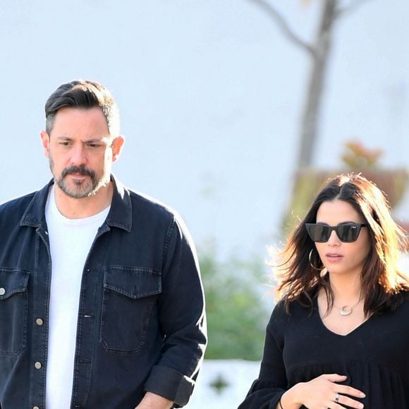 Exclusif - Jenna Dewan, enceinte, et son compagnon Steve Kazee lors d'une balade à pied à Los Angeles le 28 janvier 2020.