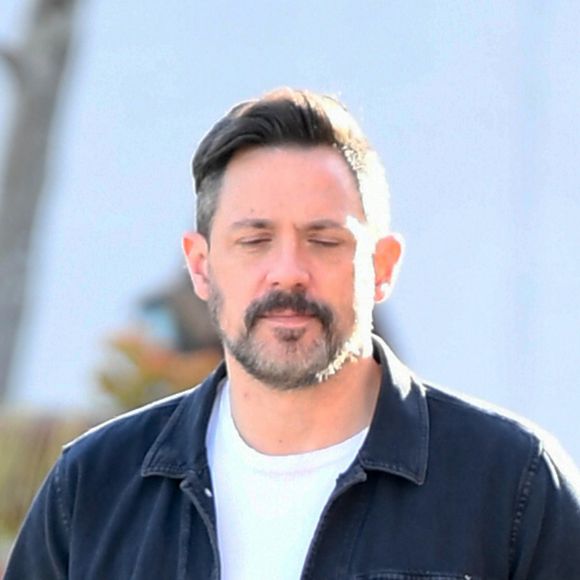 Exclusif - Jenna Dewan, enceinte, et son compagnon Steve Kazee lors d'une balade à pied à Los Angeles le 28 janvier 2020.