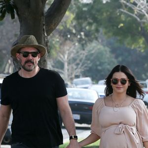 Exclusif - Jenna Dewan enceinte est allée accompagner et récupérer sa fille Everly à une fête avec son compagnon Steve Kazee le 26 janvier 2020 à Studio City, Los Angeles.