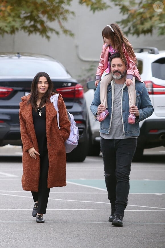 Exclusif - Jenna Dewan enceinte est allée chercher sa fille Everly à la sortie des classes en compagnie de son compagnon Steve Kazee à Los Angeles, le 3 décembre 2019