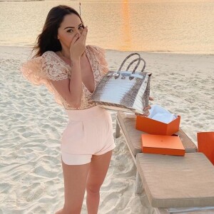 Nabilla a reçu un sac d'une valeur inestimable pour son anniversaire de la part de Thomas Vergara. Janvier 2020.
