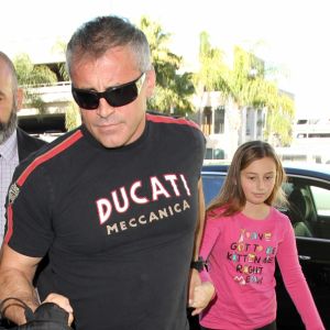 Matt LeBlanc arrive à l'aéroport de Los Angeles avec sa fille Marina le 20 novembre 2015.