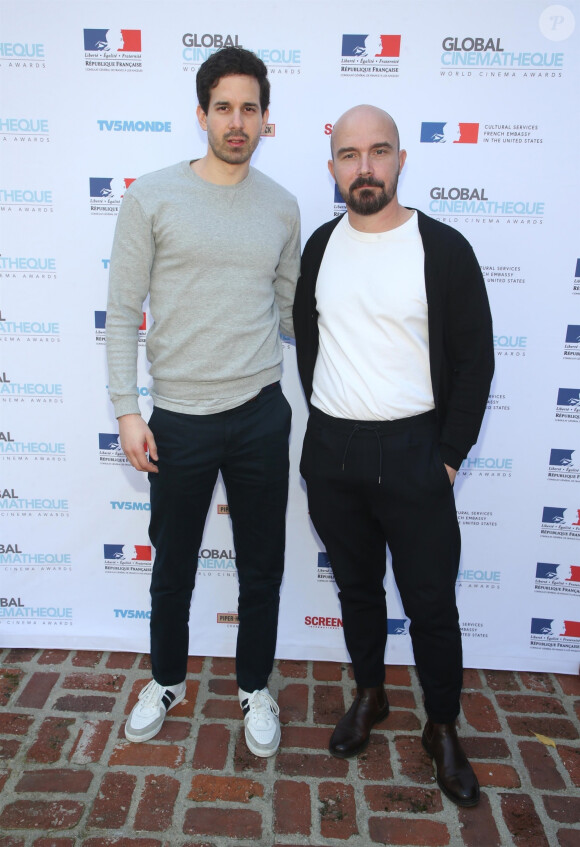 Jérémy Clapin (à droite) assiste à la cérémonie des World Cinema Awards à la Résidence du Consul de France à Beverly Hills, le 10 février 2020.
