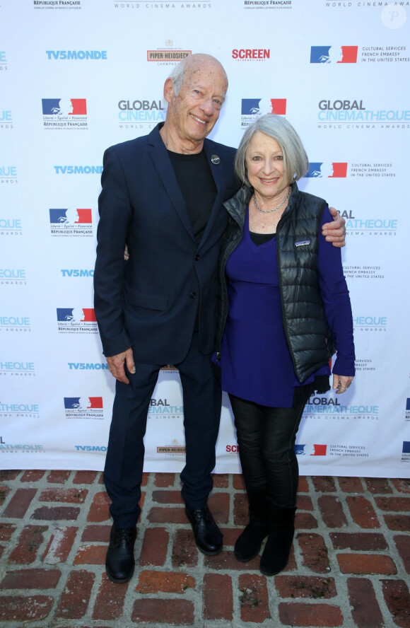 Gary Shapiro et Jane Goren assistent à la cérémonie des World Cinema Awards à la Résidence du Consul de France à Beverly Hills, le 10 février 2020.
