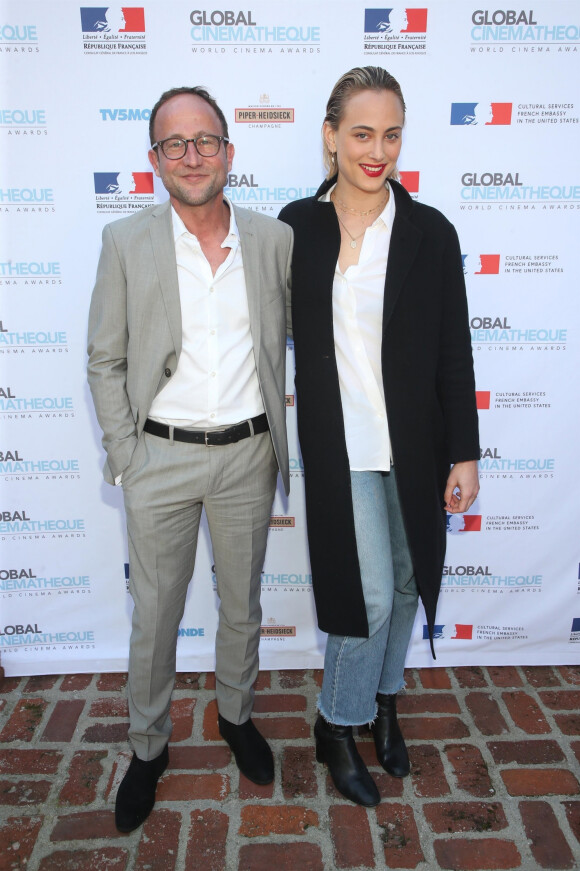Alexandre Nahon et Nora Arnezeder assistent à la cérémonie des World Cinema Awards à la Résidence du Consul de France à Beverly Hills, le 10 février 2020.