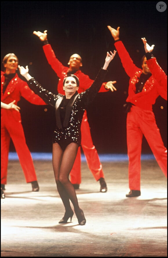 Zizi Jeanmaire sur scène lors de sa première au théâtre des Chamsp-Elysées dans le show "Hollywood Paradise" à Paris en 1985.
