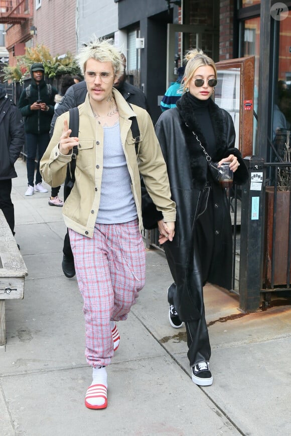 Justin Bieber et sa femme Hailey Baldwin Bieber sont allés prendre le petit-déjeuner dans le quartier de Brooklyn à New York avant de se rendre à l'émission Saturday Night Live. Le 8 février 2020