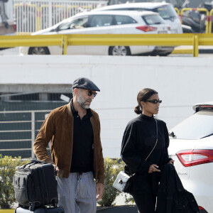 Exclusif - Tina Kunakey et son mari Vincent Cassel arrivent à l'aéroport de Milan lors de la Fashion Week (MLFW). A leur arrivée, un chauffeur vient les chercher en Maserati pour les emmener à leur hôtel. Milan, le 21 septembre 2018.