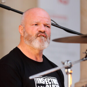 Exclusif - Le grand chef et animateur TV Philippe Etchebest donne un concert avec son groupe de Rock "Chef and the Gang" à l'occasion de la Fête de la Musique à Bordeaux, le 21 Juin 2019. Philippe Etchebest et son groupe jouaient devant le restaurant "Le Quatrième Mur" face à l'Opéra de Bordeaux. © Patrick Bernard/Bestimage