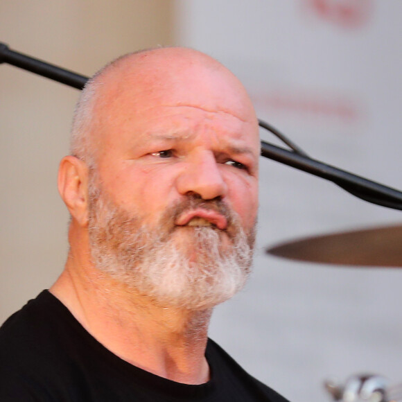 Exclusif - Le grand chef et animateur TV Philippe Etchebest donne un concert avec son groupe de Rock "Chef and the Gang" à l'occasion de la Fête de la Musique à Bordeaux, le 21 Juin 2019. Philippe Etchebest et son groupe jouaient devant le restaurant "Le Quatrième Mur" face à l'Opéra de Bordeaux. © Patrick Bernard/Bestimage
