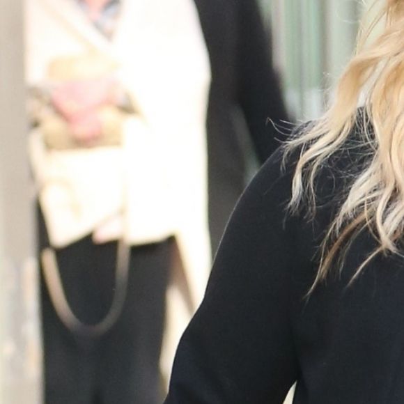 Amy Schumer, enceinte, se promène avec des amies à New York, le 25 octobre 2018.