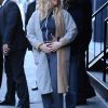 Amy Schumer, enceinte, se promène avec un ami à New York, le 25 octobre 2018.