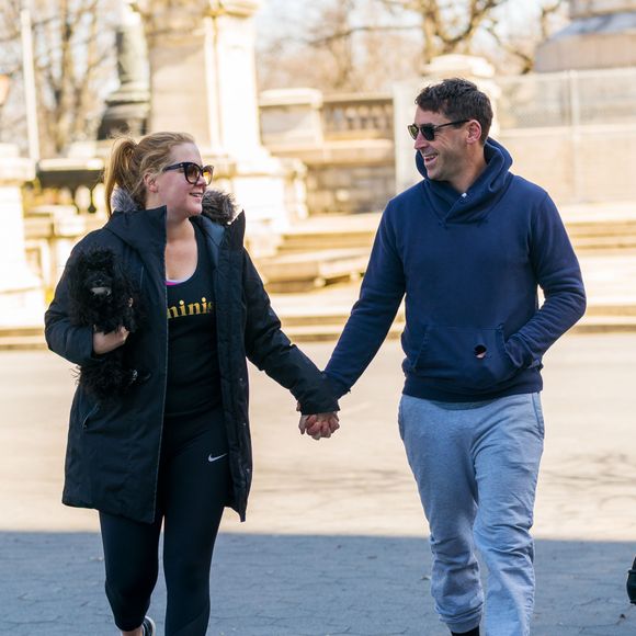 Exclusif - Amy Schumer et son mari Chris Fischer se promènent main dans la main à New York le 7 avril 2018.