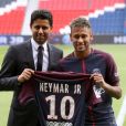  Nasser Al-Khelaifi avec Neymar au Parc des Princes à Paris, le 4 août 2017 Photo : Jonathan Brady/PA Wire 