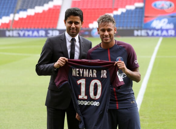 Nasser Al-Khelaifi avec Neymar au Parc des Princes à Paris, le 4 août 2017 Photo : Jonathan Brady/PA Wire