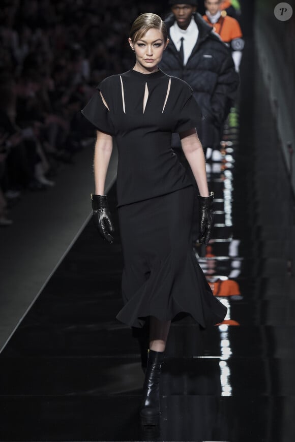 Gigi Hadid - Défilé de mode PAP automne-hiver 2020 "Versace" à Milan.