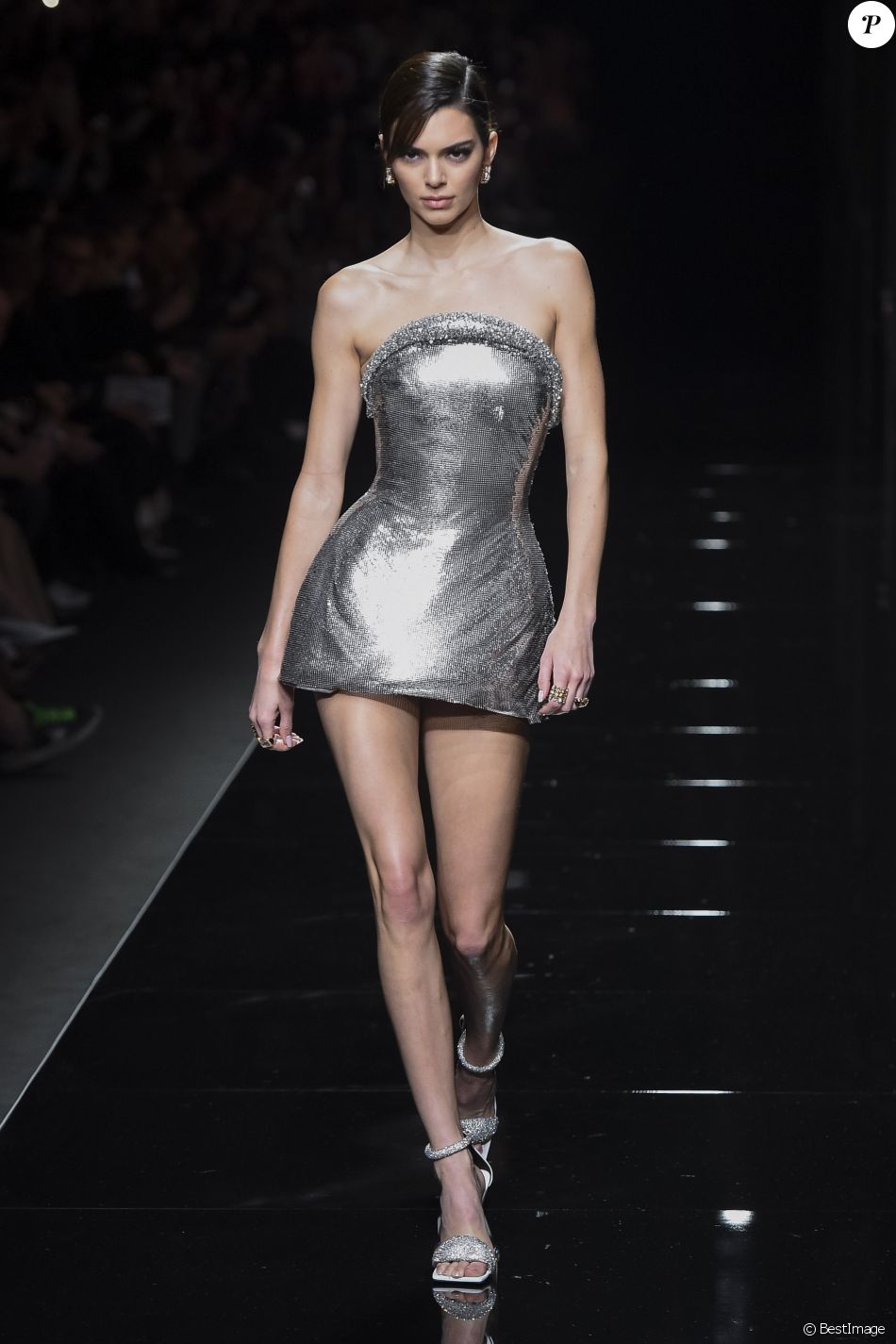 Kendall Jenner Défilé de mode PAP automnehiver 2020 Versace à Milan