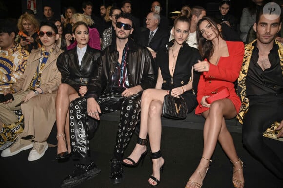 Elodie Carl Brave, Barbara Palvin, Emily Ratajkowski et Jon Kortajarena au défilé Versace lors de la fashion week de Milan, le 21 février 2020.