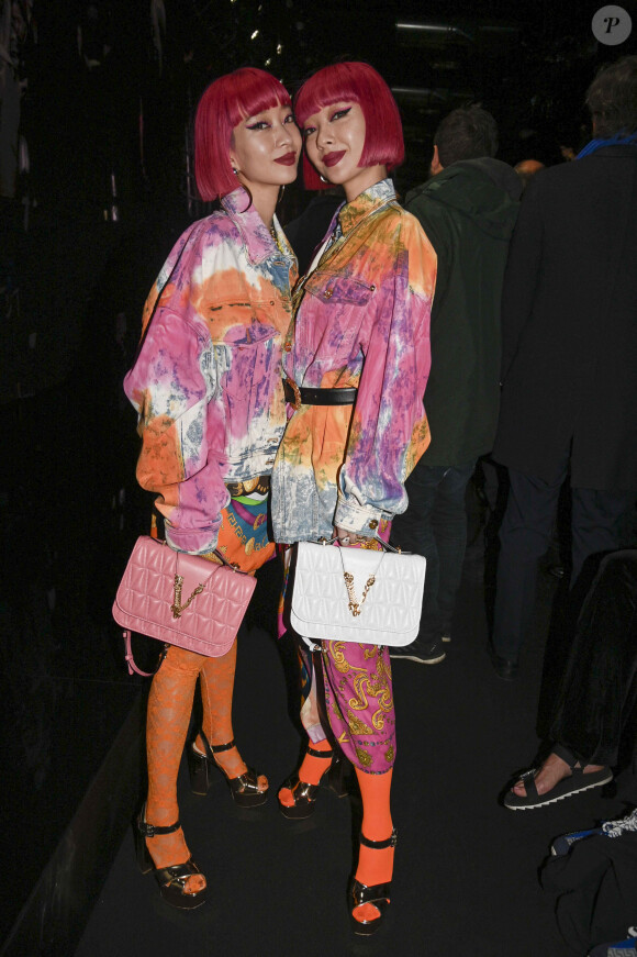 Ami et Aya Suzuki au défilé Versace lors de la fashion week de Milan, le 21 février 2020.
