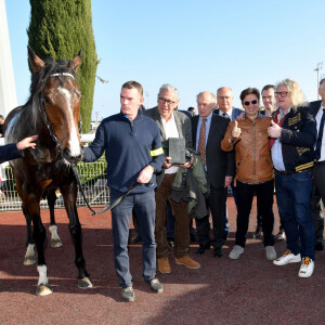 EXCLUSIF - François Forcioli Conti, Président du Défi du Galop, Jean Felix Lalanne, Pierre-Jean Chalençon, Richard Hutin, le directeur général de la Fondation, et Didier Audebert, le conseiller spécial en communication de la Fondation, posent avec le cheval anglais, vainqueur du Défi du Galop, Collide - Journée caritative au profit de la Fondation Claude Pompidou à l'Hippodrome de la Côte d'Azur à Cagnes-sur-Mer, le 22 février 2020. © Bruno Bebert / LMS / Bestimage