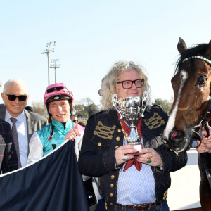 EXCLUSIF - Elizabeth Vidal, l'artiste lyrique, Soprano colorature, et Pierre-Jean Chalençon posent avec le cheval anglais, vainqueur du Défi du Galop, Collide - Journée caritative au profit de la Fondation Claude Pompidou à l'Hippodrome de la Côte d'Azur à Cagnes-sur-Mer, le 22 février 2020. © Bruno Bebert / LMS / Bestimage