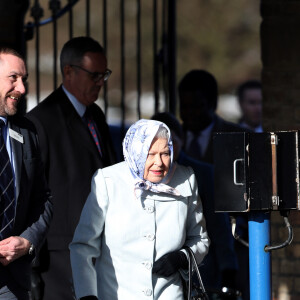 La reine Elizabeth II d'Angleterre prend un train à la gare de King's Lynn dans le Norfolk pour rentrer à Londres, le 11 février 2020.