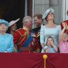 Elizabeth II, le prince Charles, prince de Galles, le prince Harry, duc de Sussex, et Meghan Markle, duchesse de Sussex, le prince William, duc de Cambridge, et Catherine (Kate) Middleton, duchesse de Cambridge, la princesse Charlotte de Cambridge, le prince George de Cambridge - Les membres de la famille royale britannique lors du rassemblement militaire "Trooping the Colour" (le "salut aux couleurs"), à Londres, le 9 juin 2018.