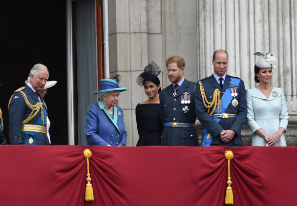 Le prince Charles, la reine Elizabeth II, Meghan Markle, duchesse de Sussex, le prince Harry, duc de Sussex, le prince William, duc de Cambridge, Kate Middleton, duchesse de Cambridge - La famille royale d'Angleterre lors de la parade aérienne de la RAF pour le centième anniversaire au palais de Buckingham à Londres. Le 10 juillet 2018