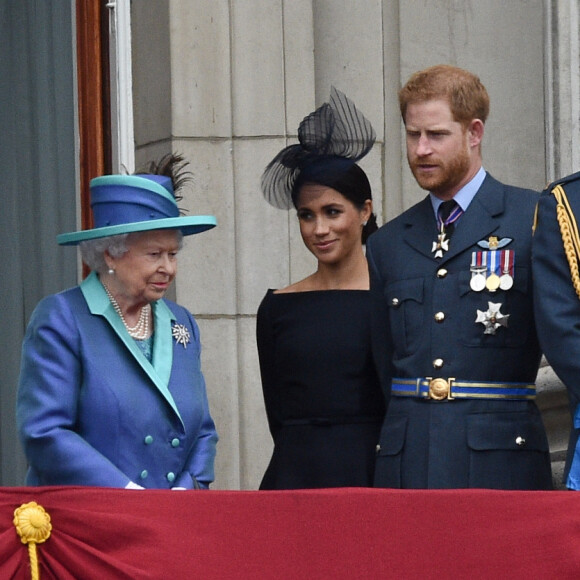 Le prince Charles, la reine Elizabeth II, Meghan Markle, duchesse de Sussex, le prince Harry, duc de Sussex, le prince William, duc de Cambridge, Kate Middleton, duchesse de Cambridge - La famille royale d'Angleterre lors de la parade aérienne de la RAF pour le centième anniversaire au palais de Buckingham à Londres. Le 10 juillet 2018